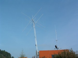 Antennenbau bei Hans, DL1FI (Mast fast in Endlage)