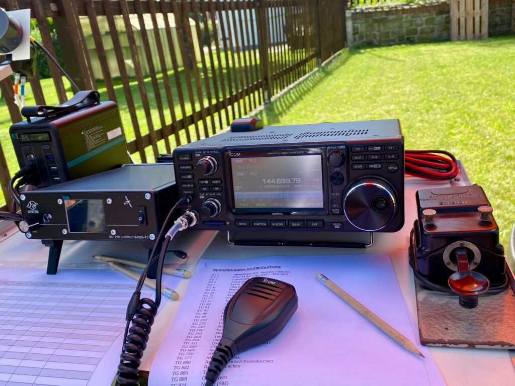 links: DX-Patrol Groundstation FD
Mitte: Icom IC-9700
rechts: Morsetaste